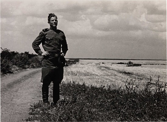 Фотография «Снова дома». Фотограф Н. Хорунжий. [1960-е].